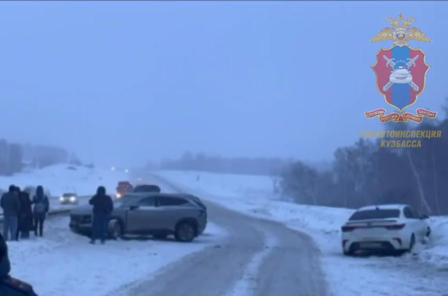 Массовое ДТП затруднило движение автотранспорта на трассе в Кузбассе