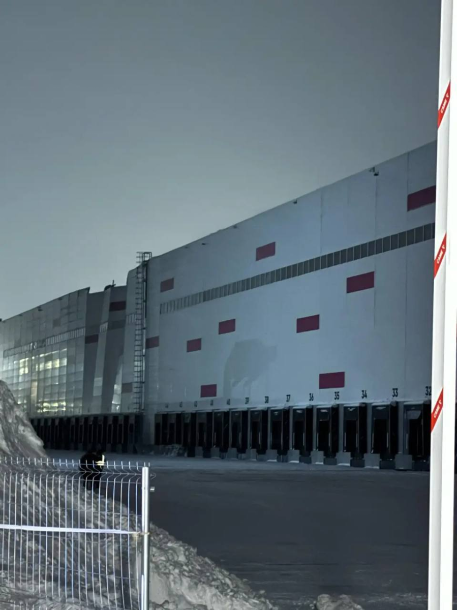 Кровля нового склада Wildberries в Кузбассе частично обрушилась. Пострадали люди