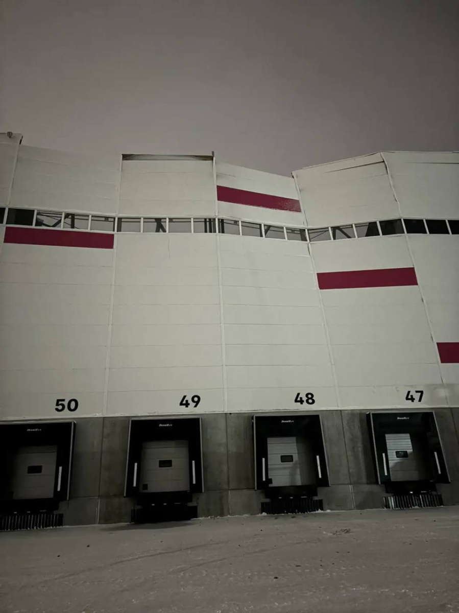 Кровля нового склада Wildberries в Кузбассе частично обрушилась. Пострадали люди