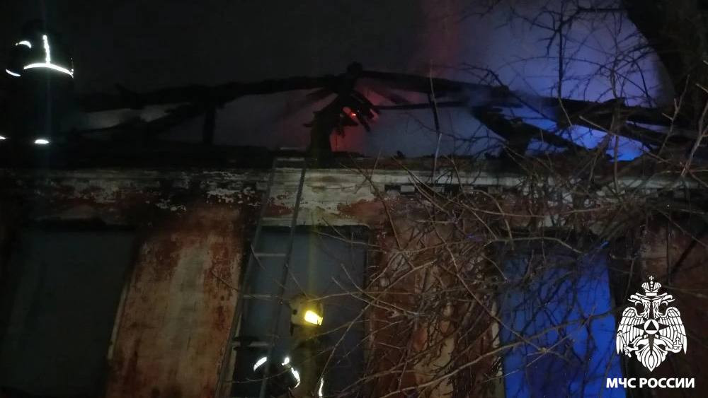 Ночью в Прокопьевске произошёл пожар в частном доме на улице Дарвина