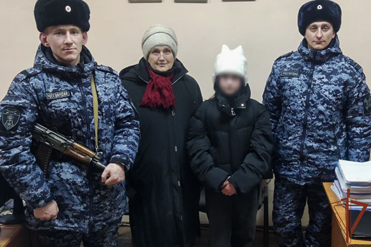 В Прокопьевске потерявшуюся школьнику обнаружили в подъезде многоквартирного дома