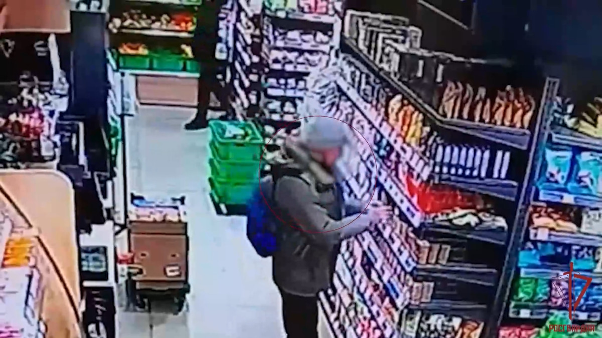 В Прокопьевске кофеман пытался вынести из магазина пару банок бодрящего напитка В Прокопьевске кофеман пытался вынести из магазина пару банок бодрящего напитка