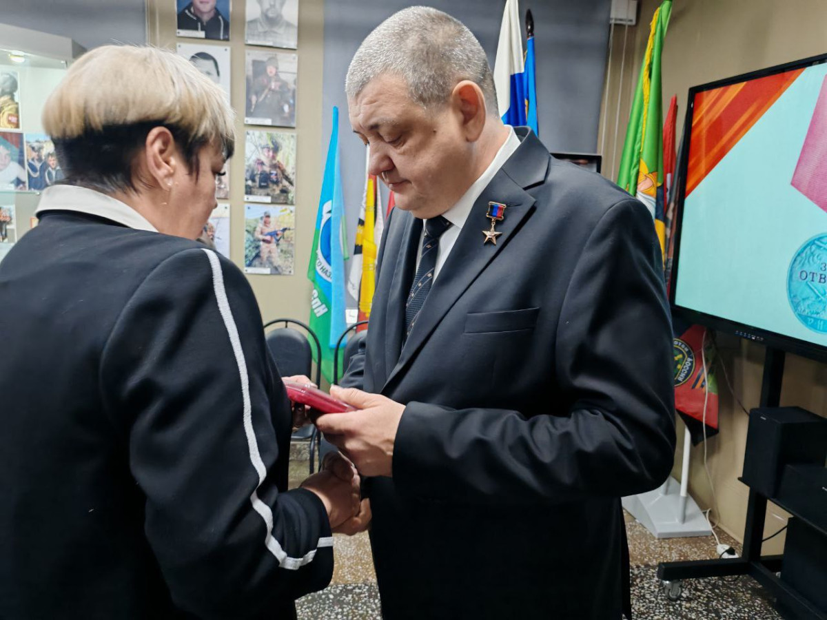 Главы Прокопьевска и Горловки передали награды погибших героев СВО их семьям