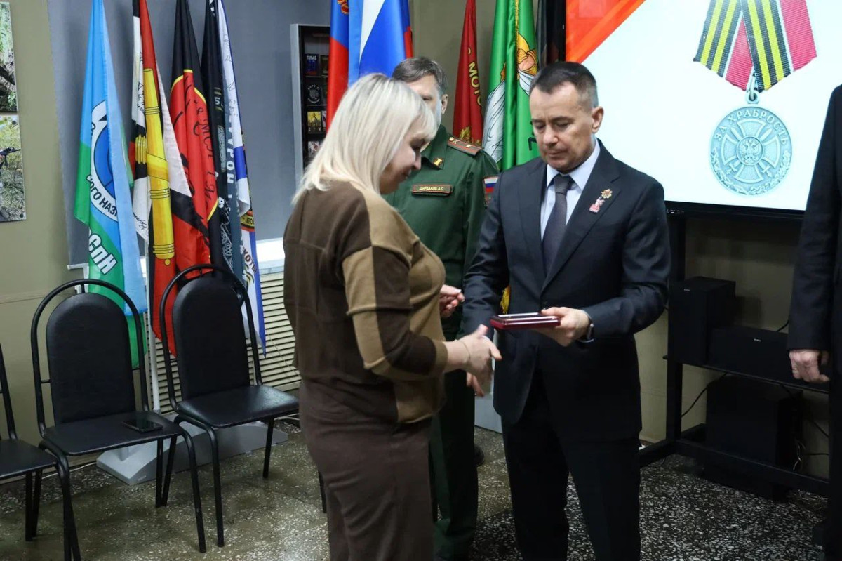 Главы Прокопьевска и Горловки передали награды погибших героев СВО их семьям