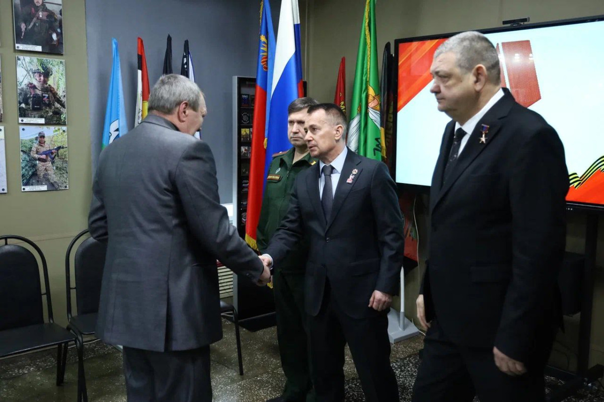 Главы Прокопьевска и Горловки передали награды погибших героев СВО их семьям