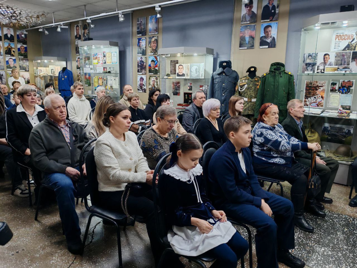 Главы Прокопьевска и Горловки передали награды погибших героев СВО их семьям