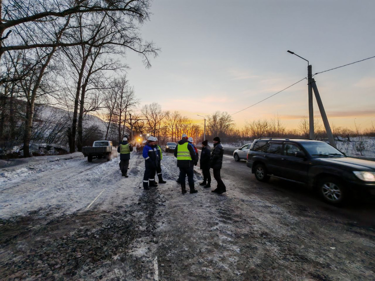 Под наклонившейся опорой в Прокопьевске просел грунт Под наклонившейся опорой в Прокопьевске просел грунт