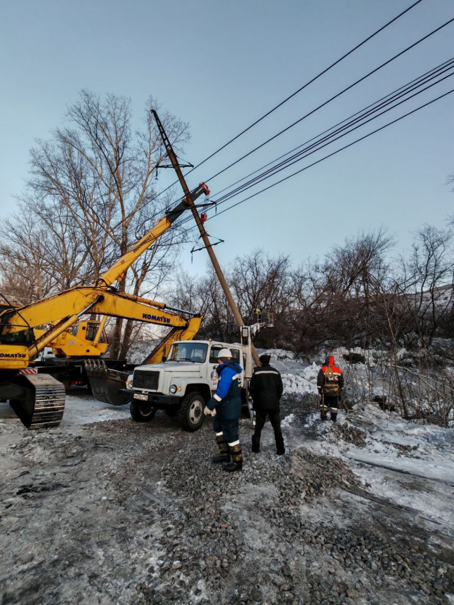 Под наклонившейся опорой в Прокопьевске просел грунт Под наклонившейся опорой в Прокопьевске просел грунт