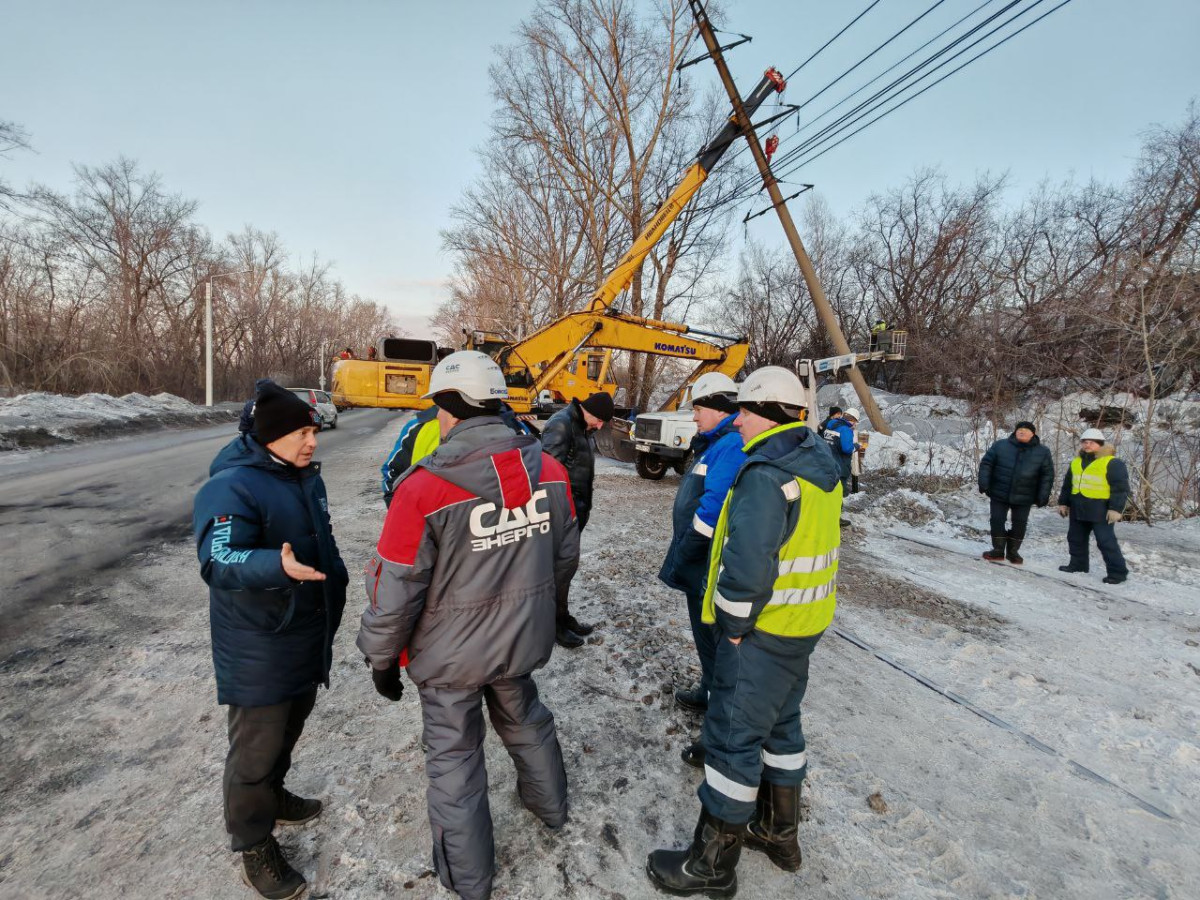 Под наклонившейся опорой в Прокопьевске просел грунт Под наклонившейся опорой в Прокопьевске просел грунт