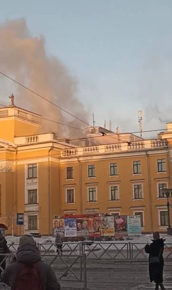 В Новокузнецке горит здание ДК "Алюминщик"