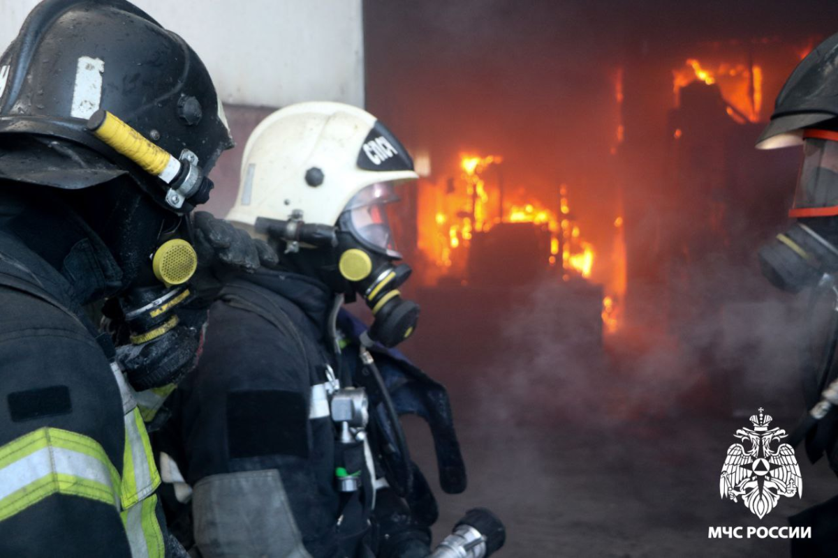 Разряд электричества стал причиной крупного пожара в Кемерове