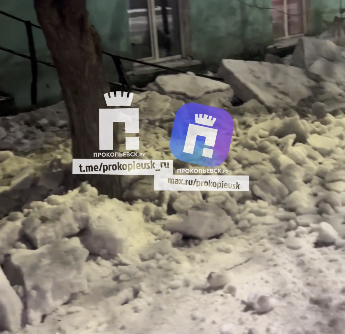 В Прокопьевске с крыши дома грохнулась глыба льда и снега 