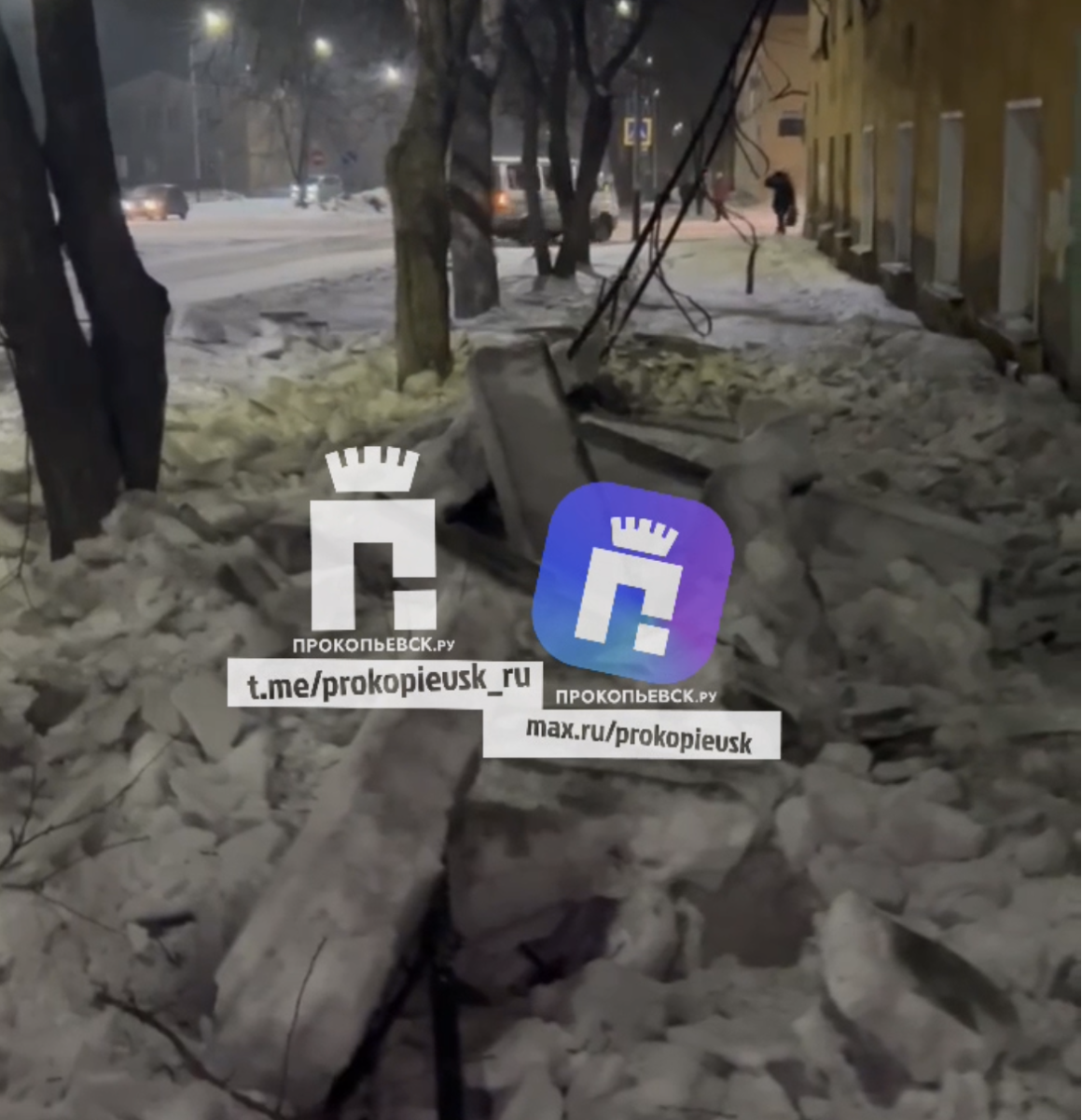 В Прокопьевске с крыши дома грохнулась глыба льда и снега 