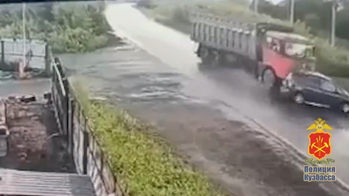 В Прокопьевске водитель отвлекся на шум и столкнулся с большегрузом