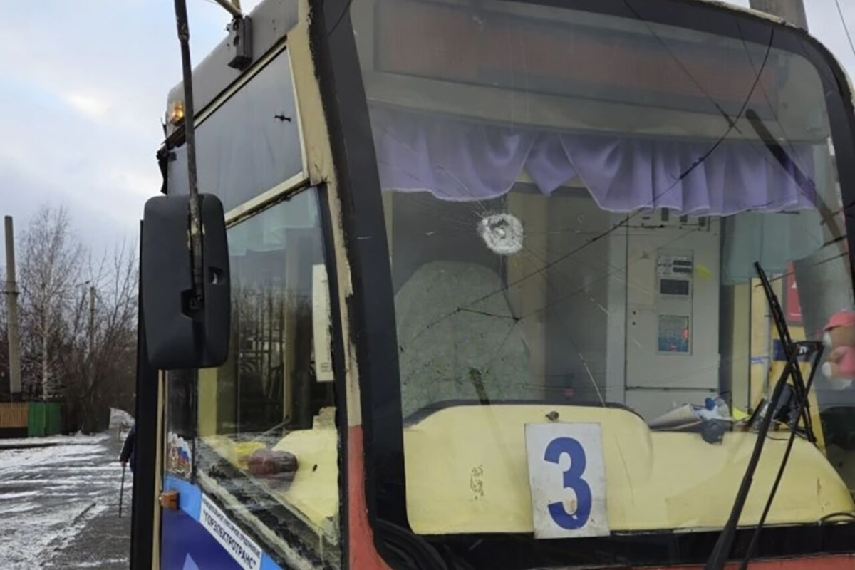 Нетрезвый прокопчанин разбил стекло трамвая, не желая платить за проезд