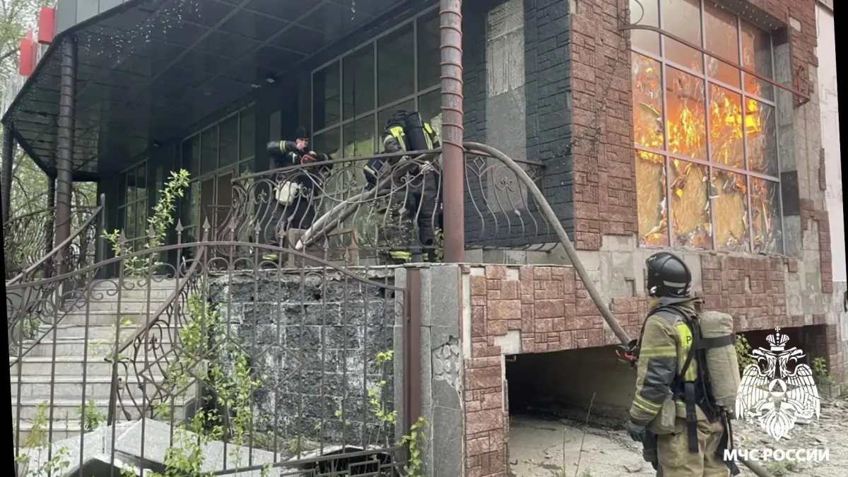 В Новокузнецке выгорело здание кафе. Его подожгли