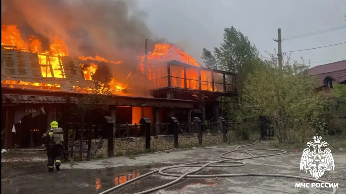 В Новокузнецке выгорело здание кафе. Его подожгли