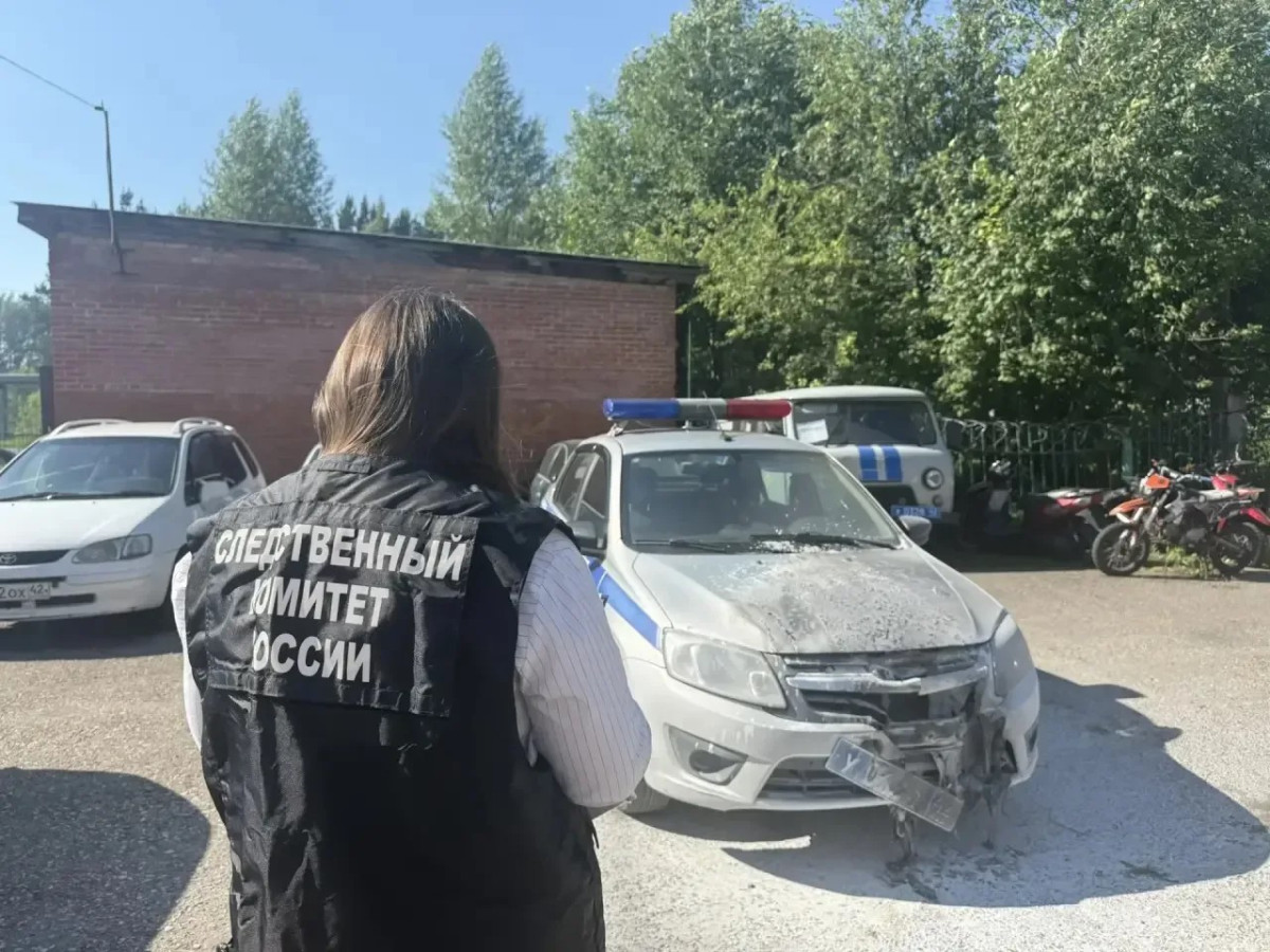 В Кузбассе подросток по указке кураторов поджог полицейский автомобиль В Кузбассе подросток по указке кураторов поджог полицейский автомобиль