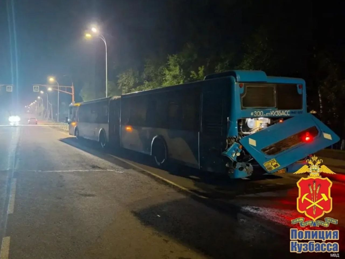 В Кузбассе бетономешалка протаранила автобус с 50 пассажирами В Кузбассе бетономешалка протаранила автобус с 50 пассажирами
