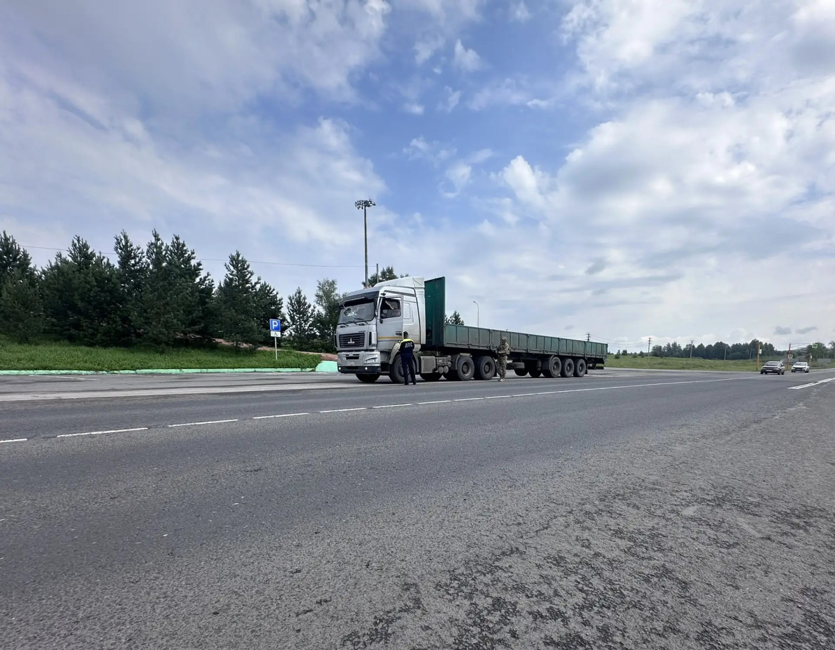 В Прокопьевске силовики проверяют автотранспорт