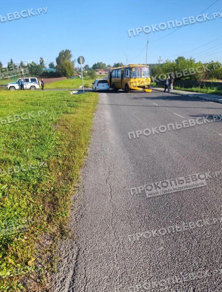 В Прокопьевском районе школьный автобус попал в ДТП В Прокопьевском районе школьный автобус попал в ДТП