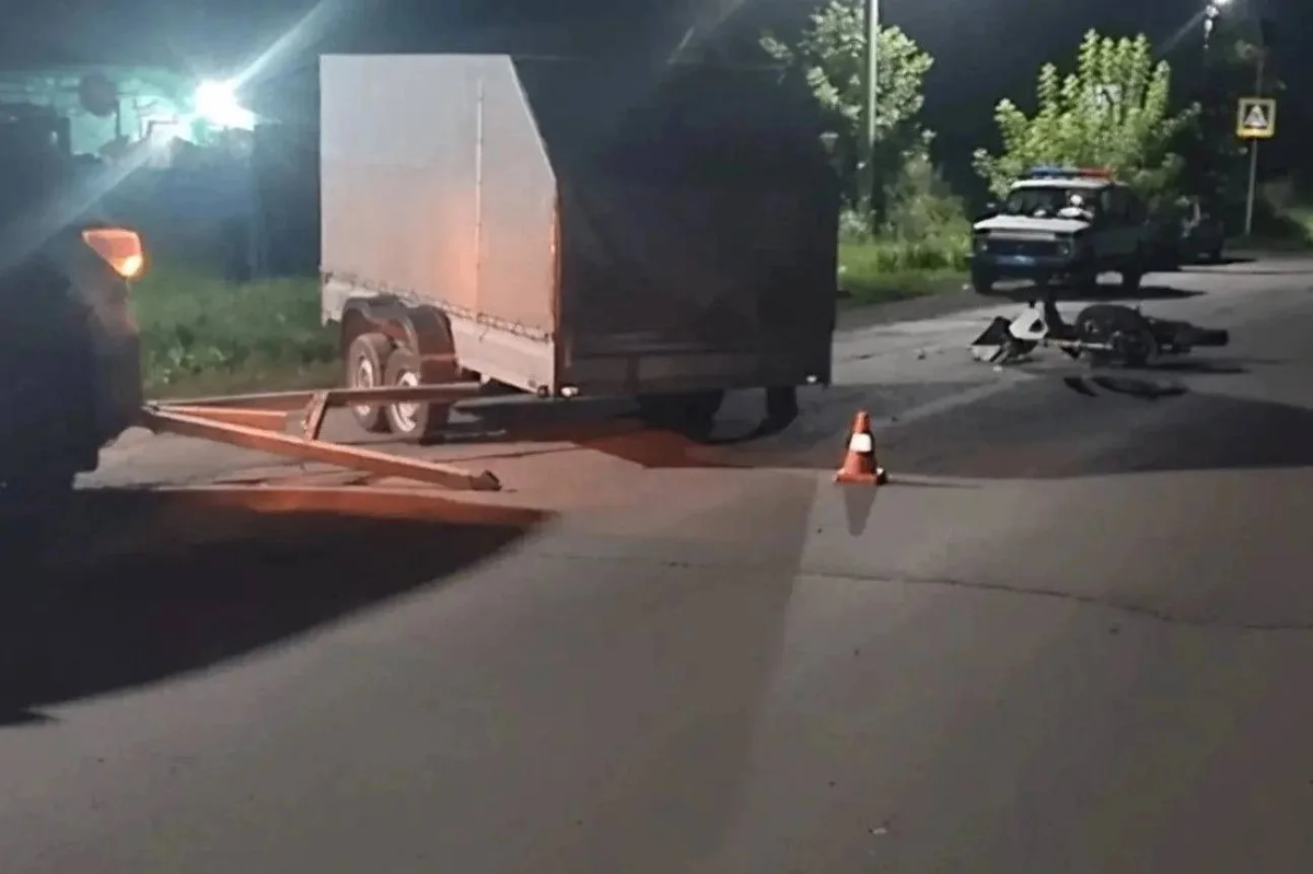 В Прокопьевске подросток на байке врезался в припаркованный прицеп В Прокопьевске подросток на байке врезался в припаркованный прицеп