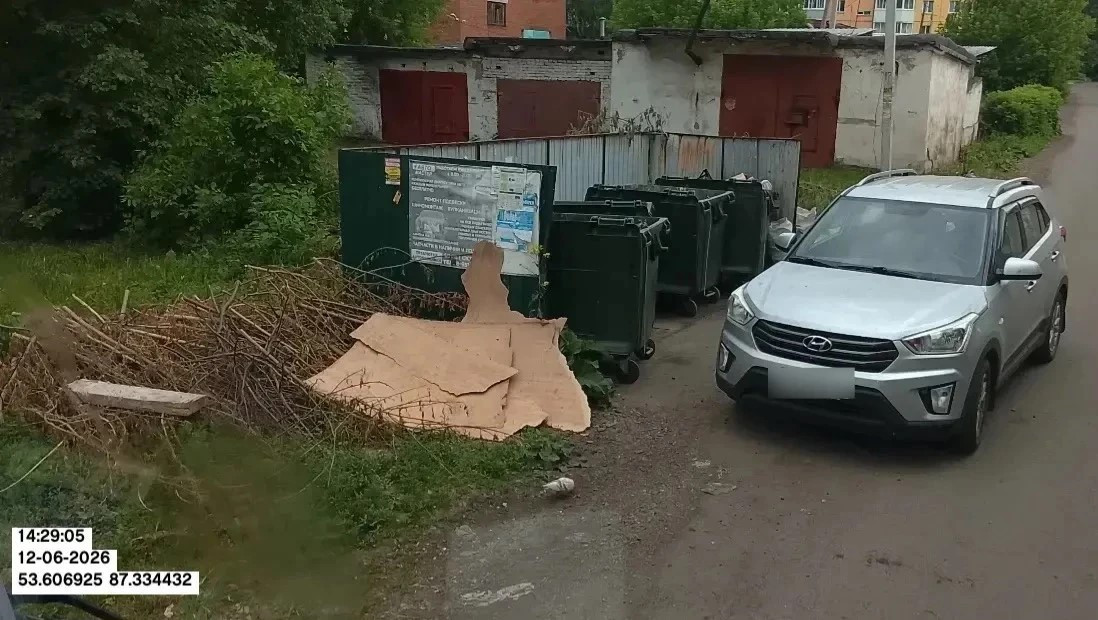 Из‑за припаркованных машин срывается вывоз мусора Из‑за припаркованных машин срывается вывоз мусора
