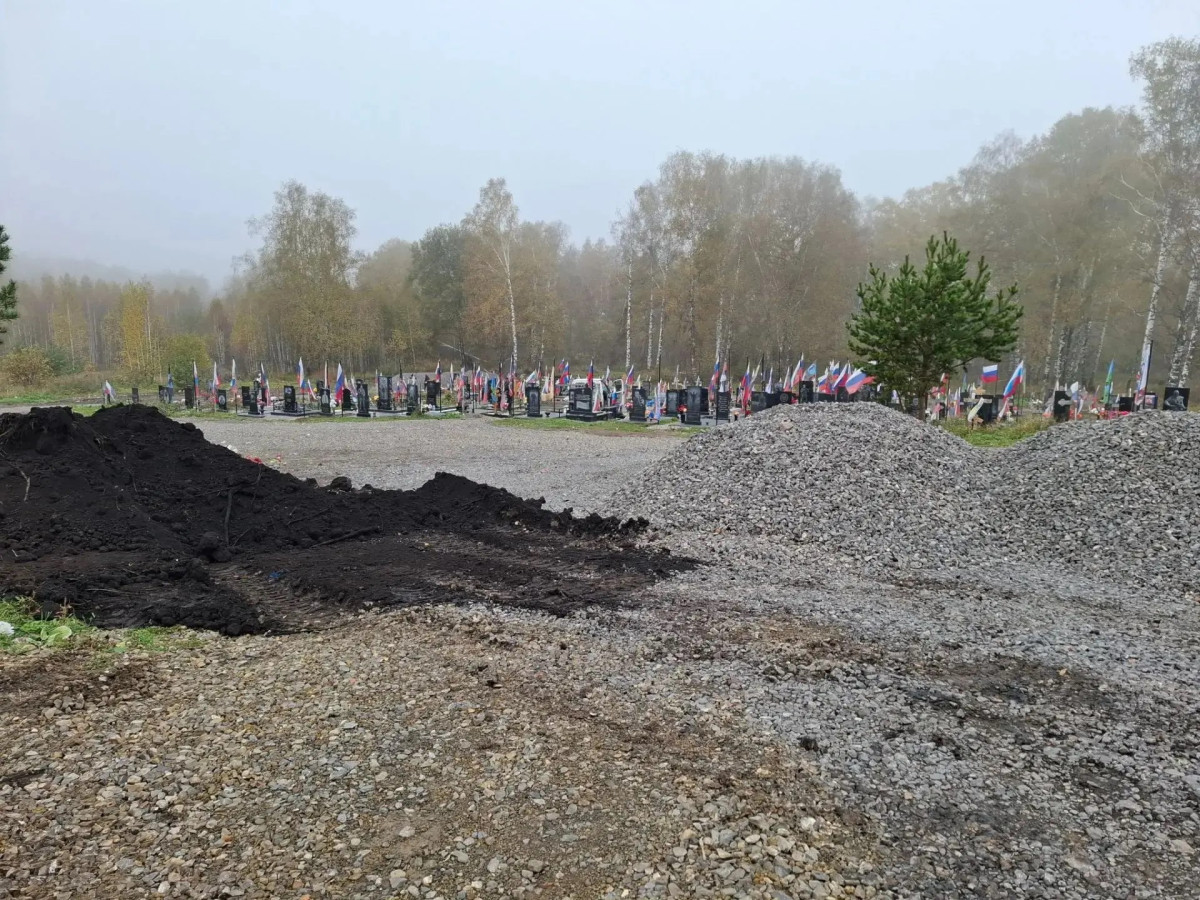 В Прокопьевске прошёл субботник на кладбище посёлка Высокий В Прокопьевске прошёл субботник на кладбище посёлка Высокий