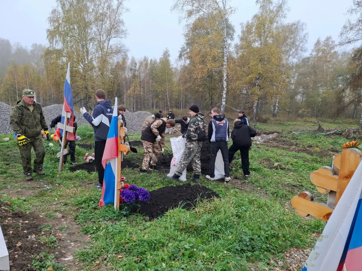 В Прокопьевске прошёл субботник на кладбище посёлка Высокий В Прокопьевске прошёл субботник на кладбище посёлка Высокий