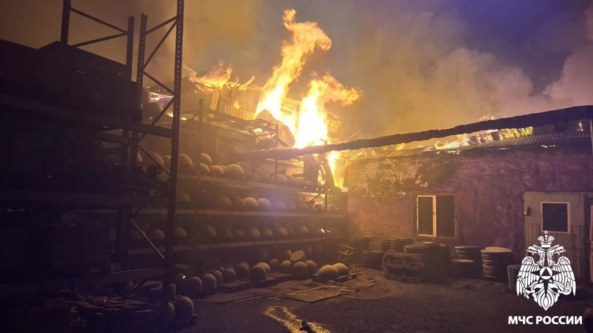 В Прокопьевске ликвидировали крупный пожар в производственном здании
