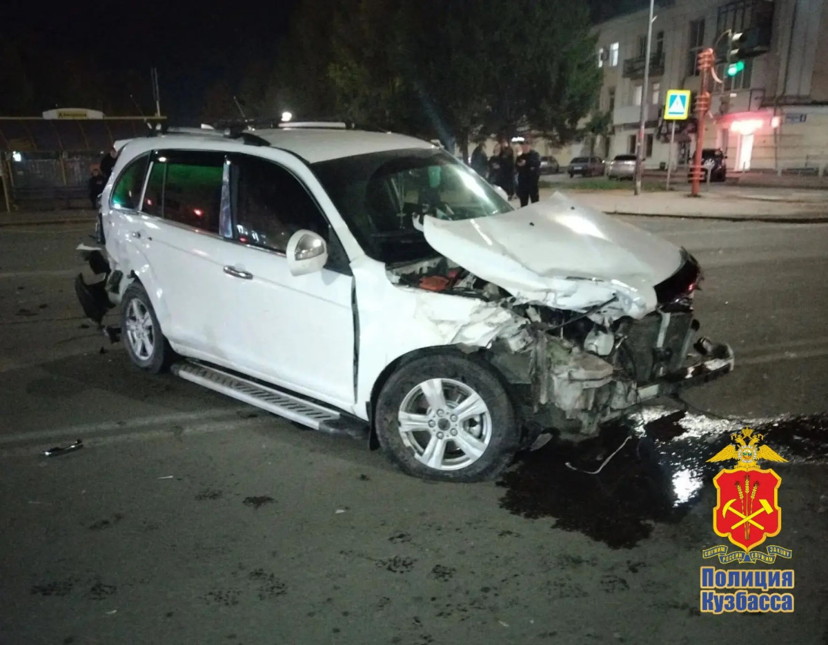 В Кузбассе автомобиль скорой помощи перевернулся в ДТП на перекрестке