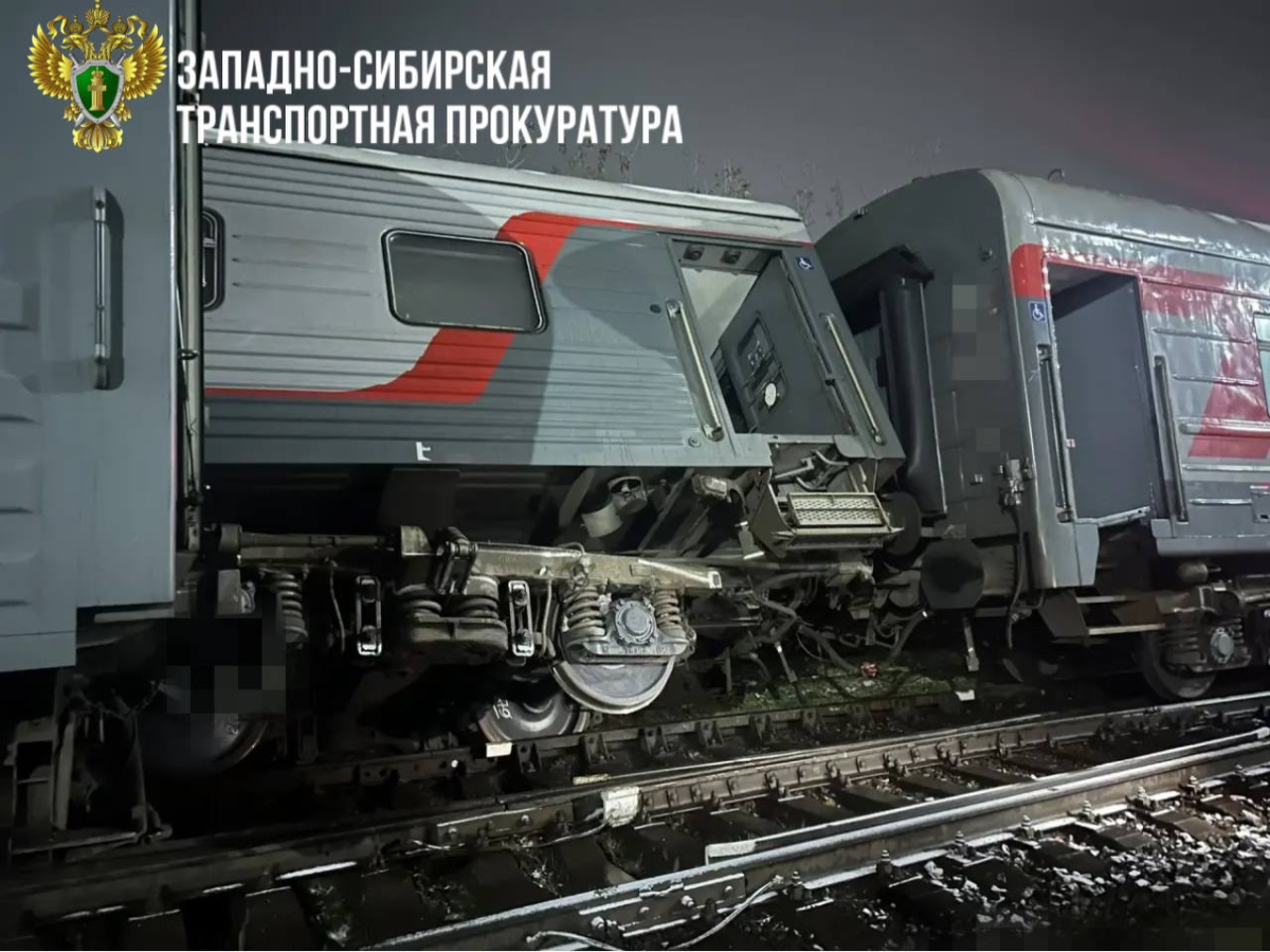 В Кузбассе столкнулись два пустых пассажирских вагона (ФОТО) В Кузбассе столкнулись два пустых пассажирских вагона (ФОТО)