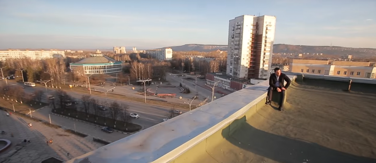 Чтобы вдохновить жителей на участие в субботнике, мэр Новокузнецка спел и снялся в клипе (видео)