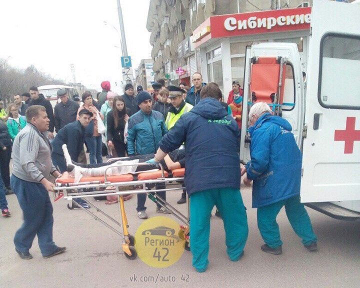 В Кузбассе автолюбитель сбил двух школьниц, которые переходили дорогу на "красный"