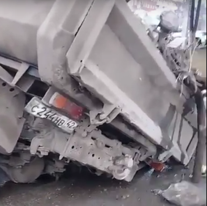 В Кузбассе асфальтированная дорога провалилась под грузовиком