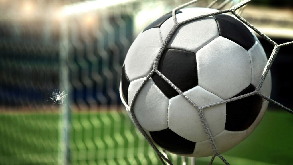 Прокопьевск открыл футбольный сезон отличной игрой