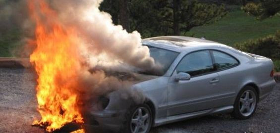 В Прокопьевске загорелся автомобиль Mercedes-Benz