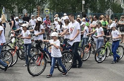 В Прокопьевске школьникам вручили материальную помощь и велосипеды В Прокопьевске школьникам вручили материальную помощь и велосипеды