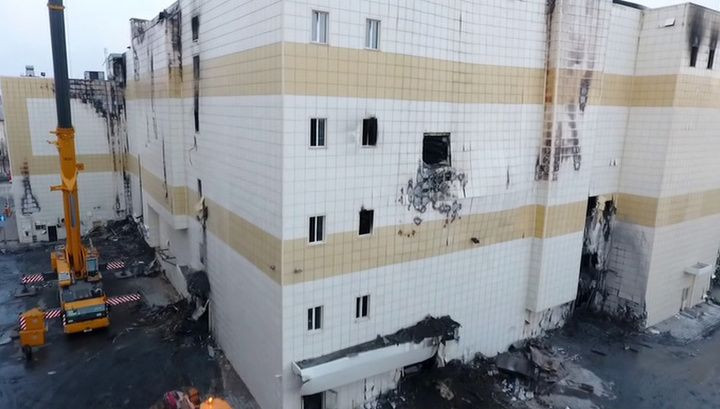 В Кемерове возобновляют демонтаж сгоревшего ТРЦ "Зимняя вишня"