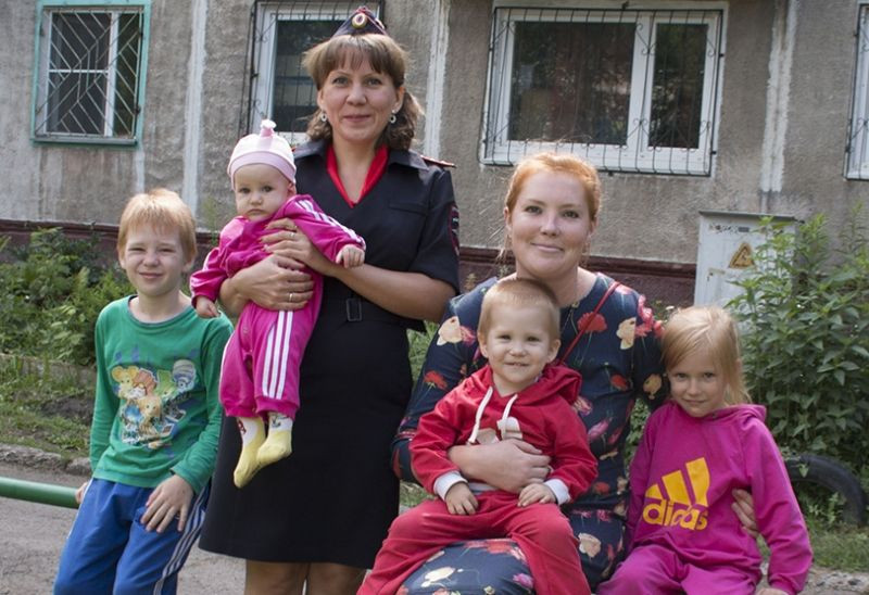 В Кузбассе сотрудница ПДН помогла спасти 4 детей из горящего дома