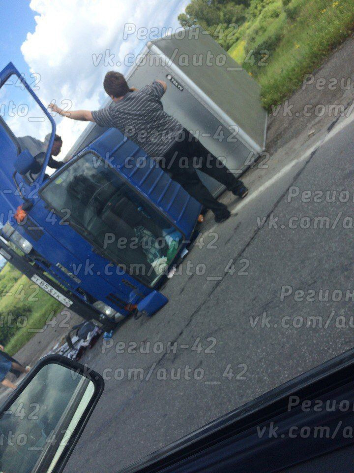 Жесткое ДТП на трассе Кузбасса: столкнулись микроавтобус и грузовик