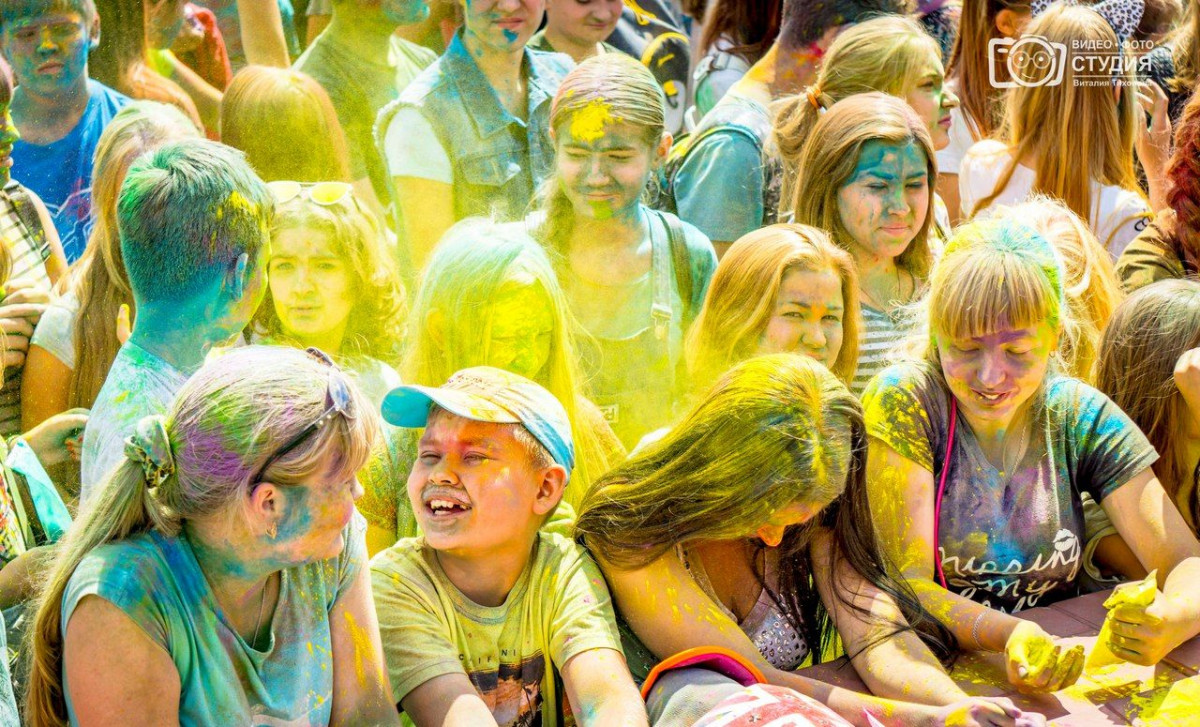 В Прокопьевске состоялся фестиваль красок "Холи": фотоотчет