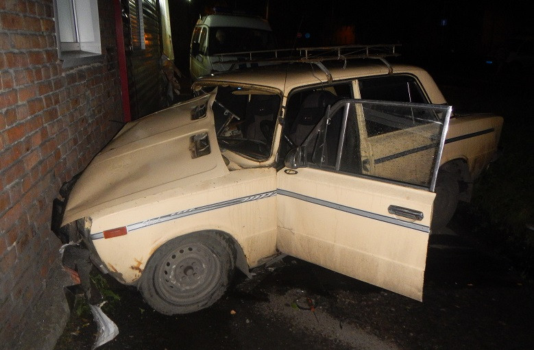 В Прокопьевске автолюбитель на "шестерке" врезался в жилой дом
