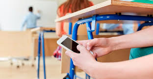 Большинство россиян считает, что детям нужно запретить пользоваться смартфонами в школах
