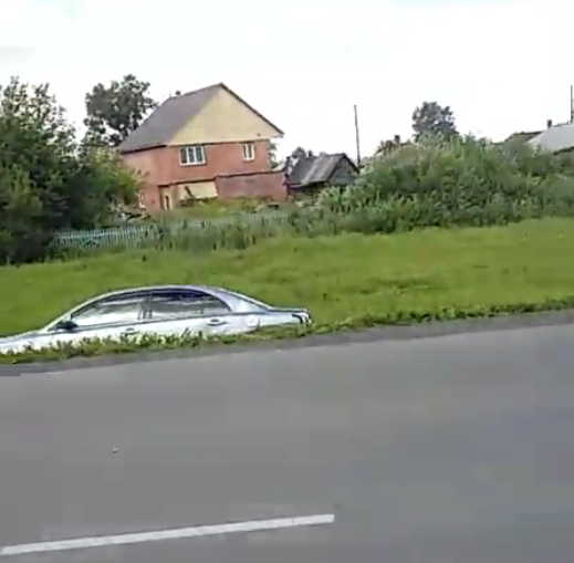 В Прокопьевске автолюбитель столкнул попутную машину в кювет