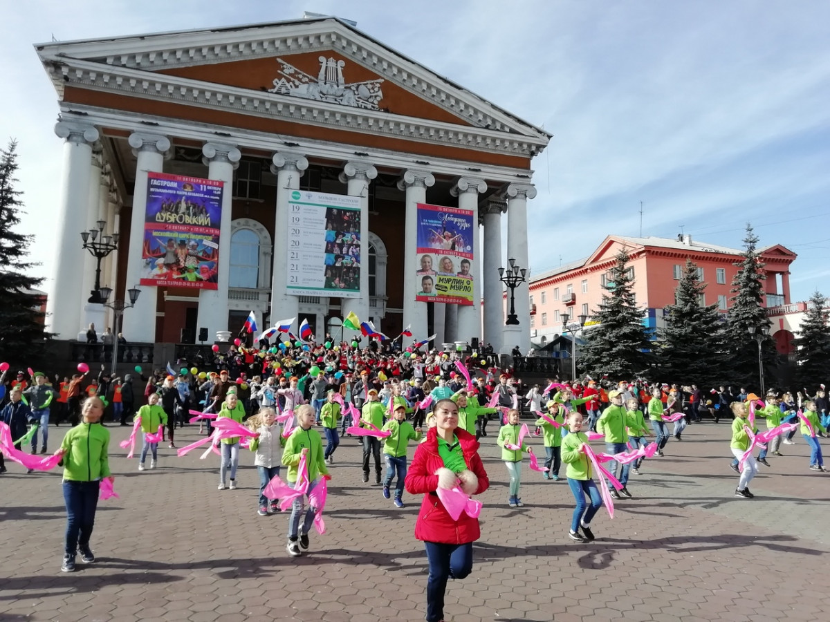 В Прокопьевске состоялся флешмоб, посвященный началу отсчета 1000 дней до празднования 300-летия Кузбасса