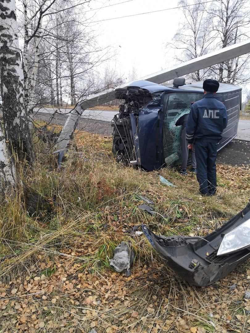 В Прокопьевске водитель фургона снес бетонный столб