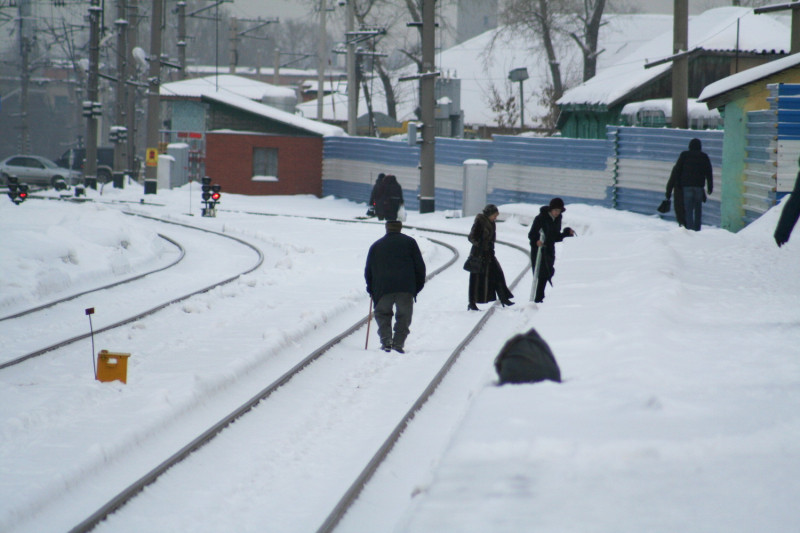 В Кузбассе женщина едва не погибла на железной дороге