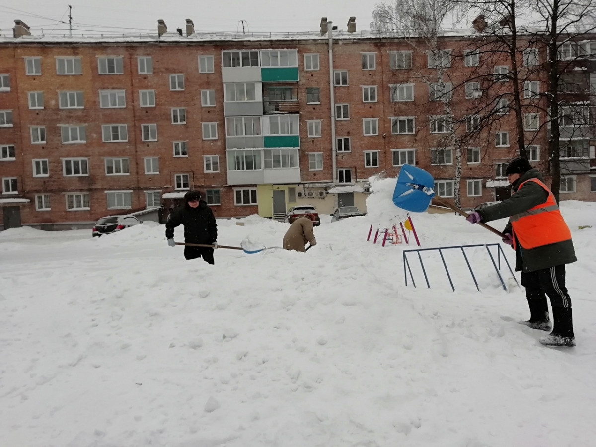 В Прокопьевске во дворах началось строительство снежных городков