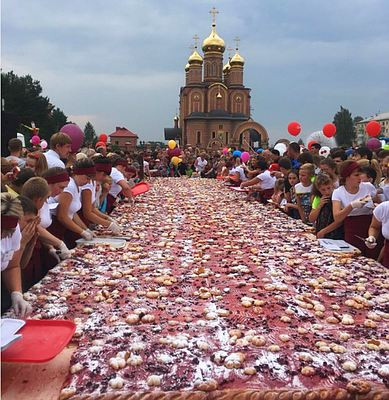 Самый большой в России вишневый пирог испекли в Осинниках